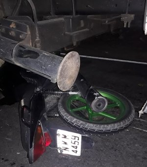 Motociclista fica ferido após colidir na traseira de caminhão guincho 