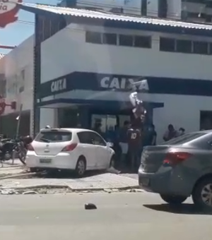 [Vídeo] Carro quase invade agência bancária após colisão na Jatiúca