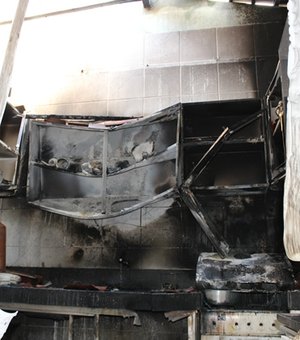 Moradora esquece fogão ligado e casa fica parcialmente destruída com incêndio