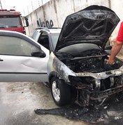 Carro pega fogo e fica parcialmente destruído em via pública de Maceió