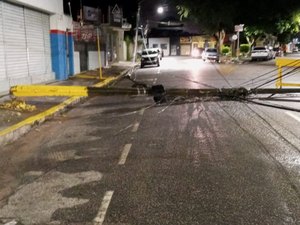 Poste caído em rua de Arapiraca oferece risco a condutores e pedestres