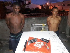 Dupla é presa por tráfico de drogas em prédio abandonado na Cruz das Almas