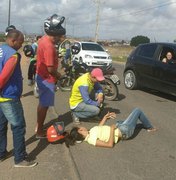 [Vídeo] Colisão entre mototaxi e motociclista deixa passageira ferida