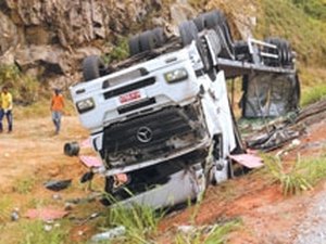 [VÍDEO] Carreta tomba em rodovia e carga é saqueada