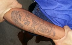 Jovem também tem tatuagem no braço