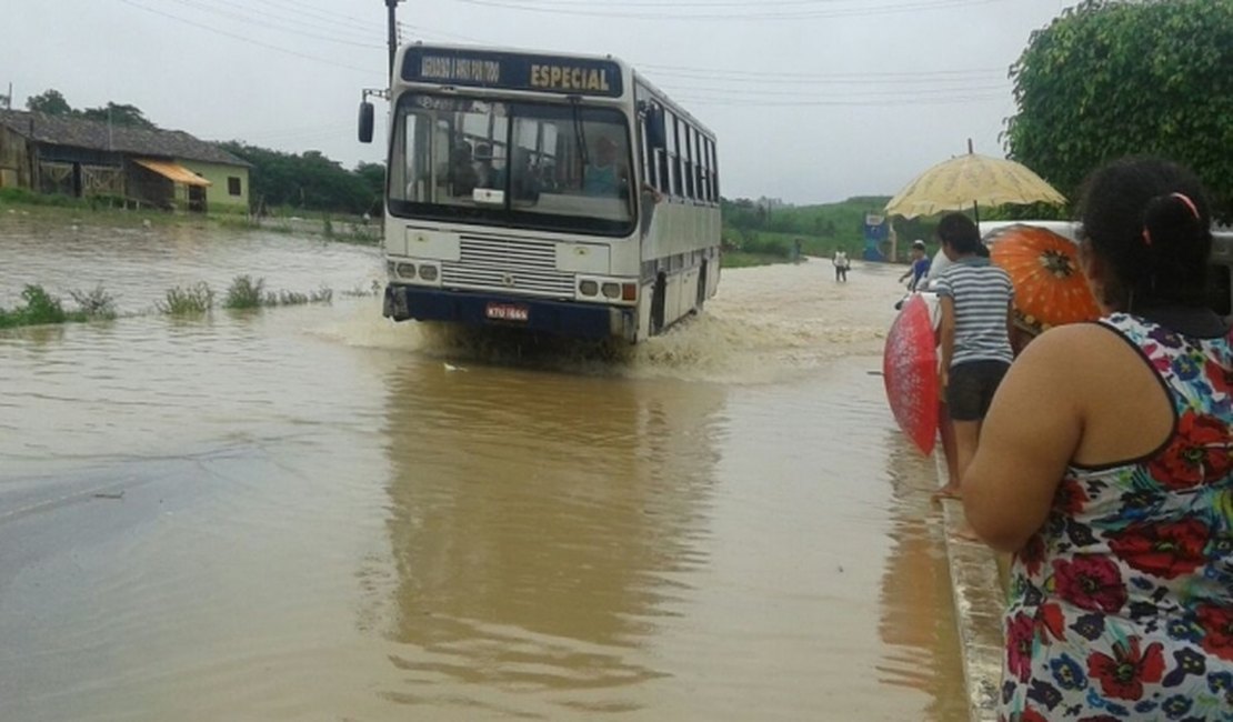 Rios transbordam e famílias ficam desalojadas no município de Jacuípe