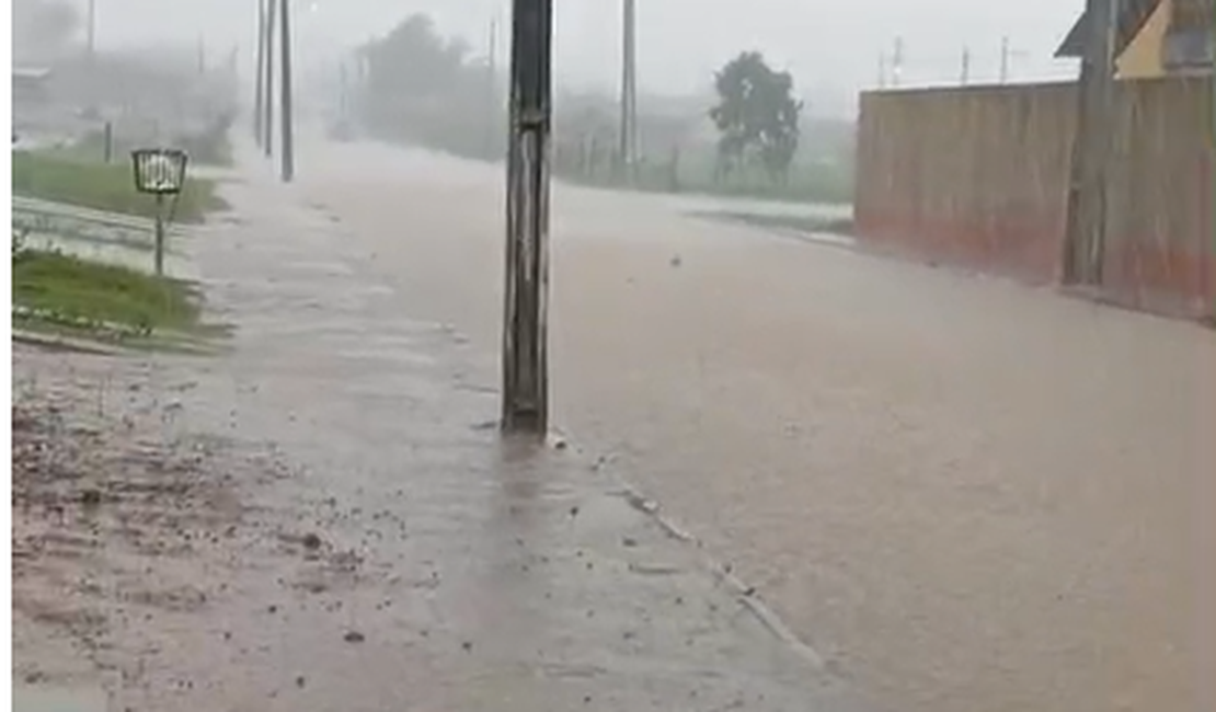 Chuvas voltam a provocar alagamentos em Rio Largo nesta segunda-feira (2)