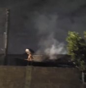 Casa pega fogo com mãe e três filhos dentro e mobiliza vizinhança na cidade de Rio Largo