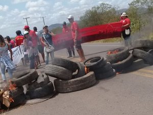 [Vídeo] Familiares do garoto que morreu na casa dos tios paternos realizam protesto na AL 115