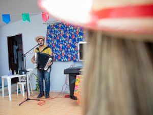 Músico curado da Covid-19 homenageia profissionais de unidade de saúde