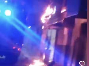 [Vídeo] Incêndio em poste deixa parte do Centro de Arapiraca sem energia