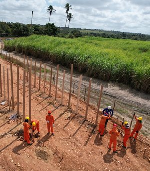 Infraestrutura da ponte entre Penedo e Neópolis avança para o leito do rio São Francisco