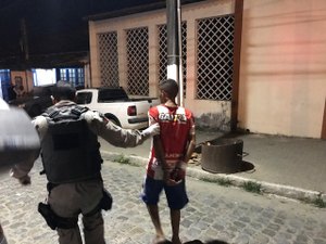 Assaltante de van e contido por passageiros e cobrador fica ferido