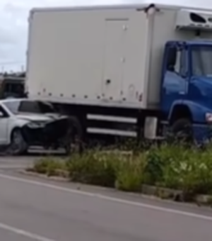 Carro fica preso embaixo de caminhão-baú após colisão no Sítio Capim, em Arapiraca