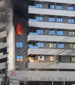 Apartamento pega fogo em edifício na Ponta Verde, em Maceió