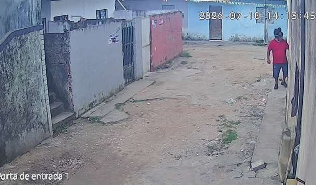 Câmera de segurança flagra homem invadindo casas no bairro Clima Bom