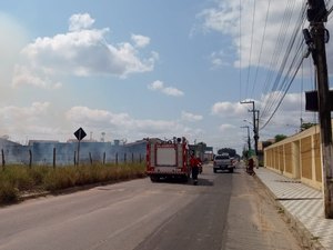 [Vídeo]Bombeiros controlam incêndio em vegetação na cidade de Arapiraca