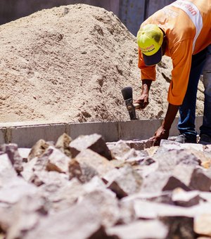 Obras de pavimentação na Rua Vereador Antônio Balbino avançam e entram na fase final