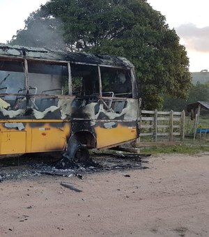 Micro-ônibus da Prefeitura de Maragogi pega fogo na zona rural do município