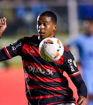 Emprestado pelo Flamengo, atacante sofre grave lesão na cabeça e  deixa jogo de ambulância na Série B