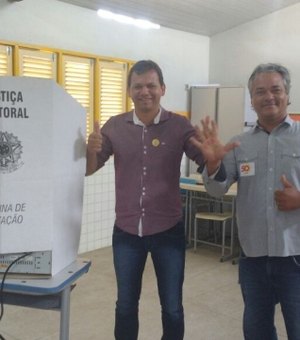 Lindomar Ferreira e Tarcizo Freire foram os primeiros candidatos a prefeito a votar