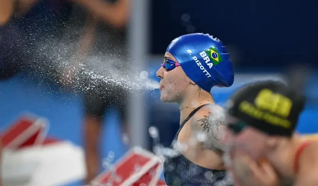 Beatriz Dizotti avança para final da natação nas Olimpíadas e faz história