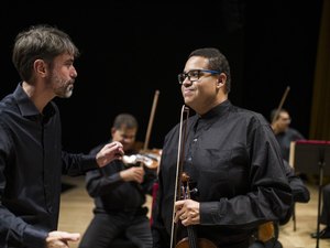 Músico 'reaprende' a tocar violino após quadro grave de Covid