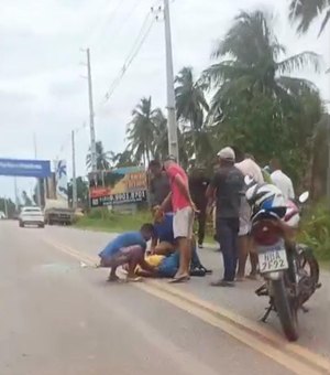 Colisão entre carro e moto deixa homem ferido na AL-101 Norte em São Miguel dos Milagres