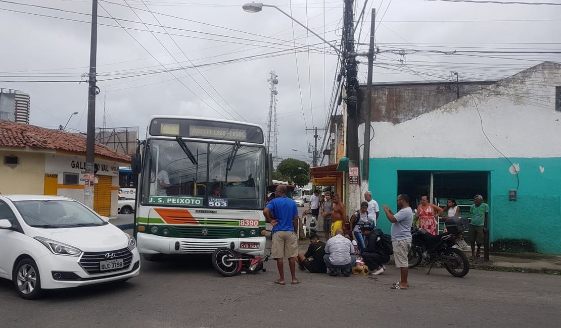 Colisão entre motocicleta e ônibus deixa dois feridos em Maceió