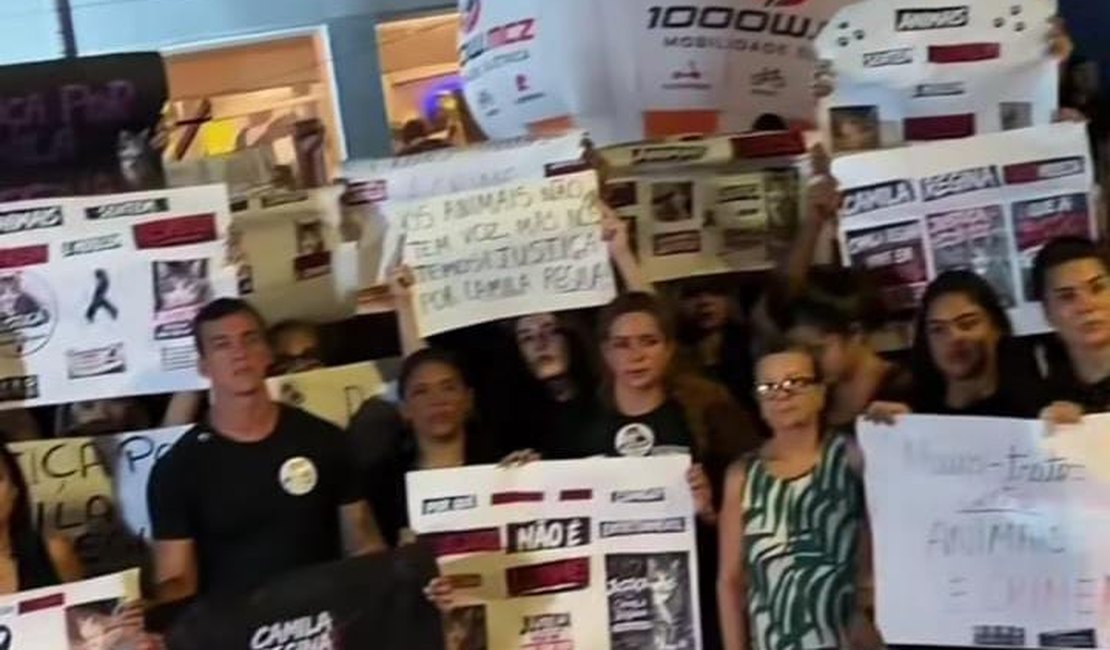 Protesto cobra Justiça por morte de gata espancada em academia de Maceió