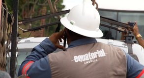 Caminhão derruba poste e provoca falta de energia em ruas de Arapiraca