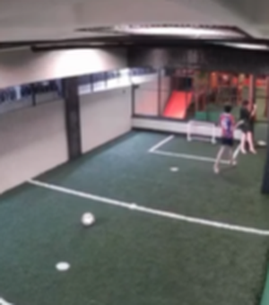 Criança sofre descarga elétrica ao tocar portão em condomínio na Jatiúca