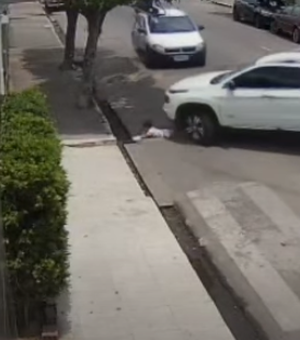 [Vídeo ] Pai faz alerta após quase atropelar filho ao sair da garagem em Arapiraca