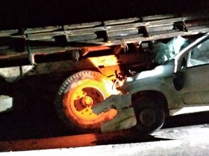 Mulher morre e homem fica gravemente ferido após colisão de carro e caminhão