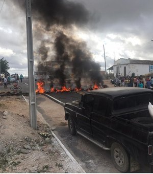 [Vídeo] Manifestantes fecham rodovia em protesto a falta de pagamento de motoristas