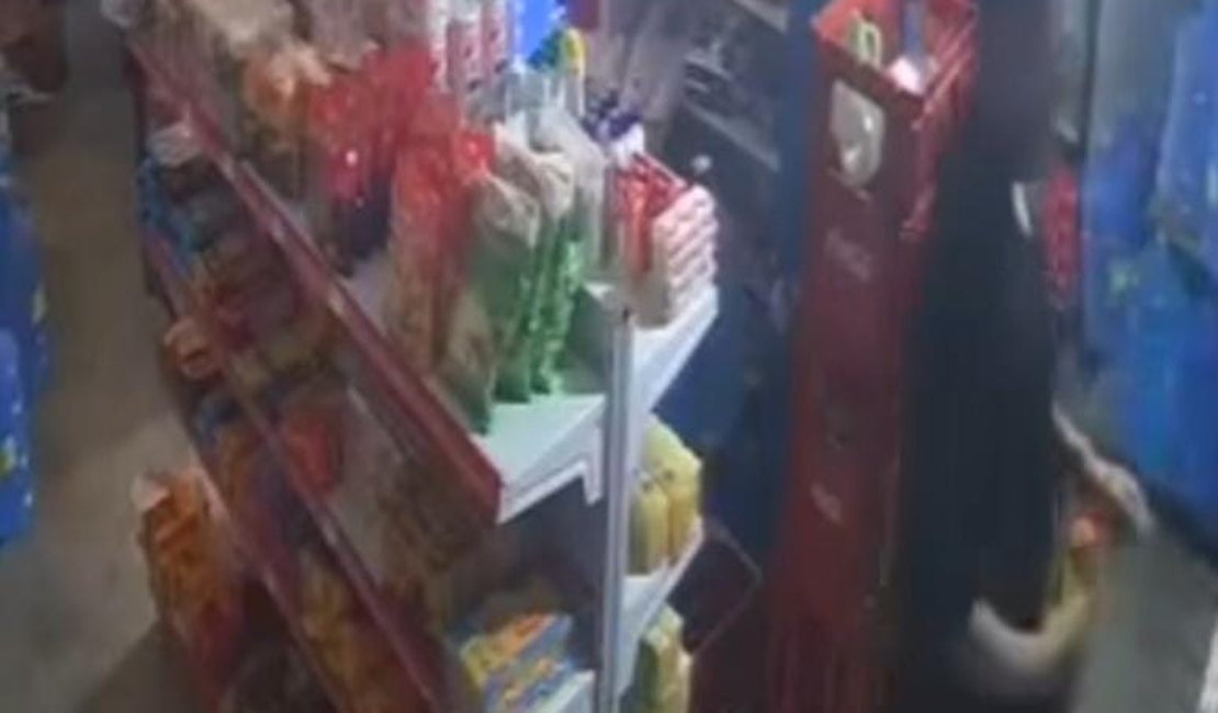 Câmera de segurança flagra furto em mercadinho na Santa Amélia