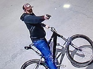 Câmeras flagram homem armado em bicicleta durante tentativa de assassinato no Poço