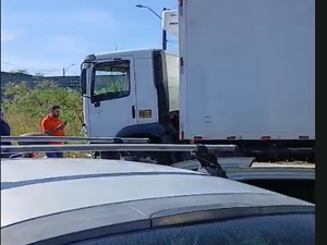 Homem sofre mal súbito e colide carro contra caminhão na Cidad﻿﻿﻿e Universitária, em Maceió
