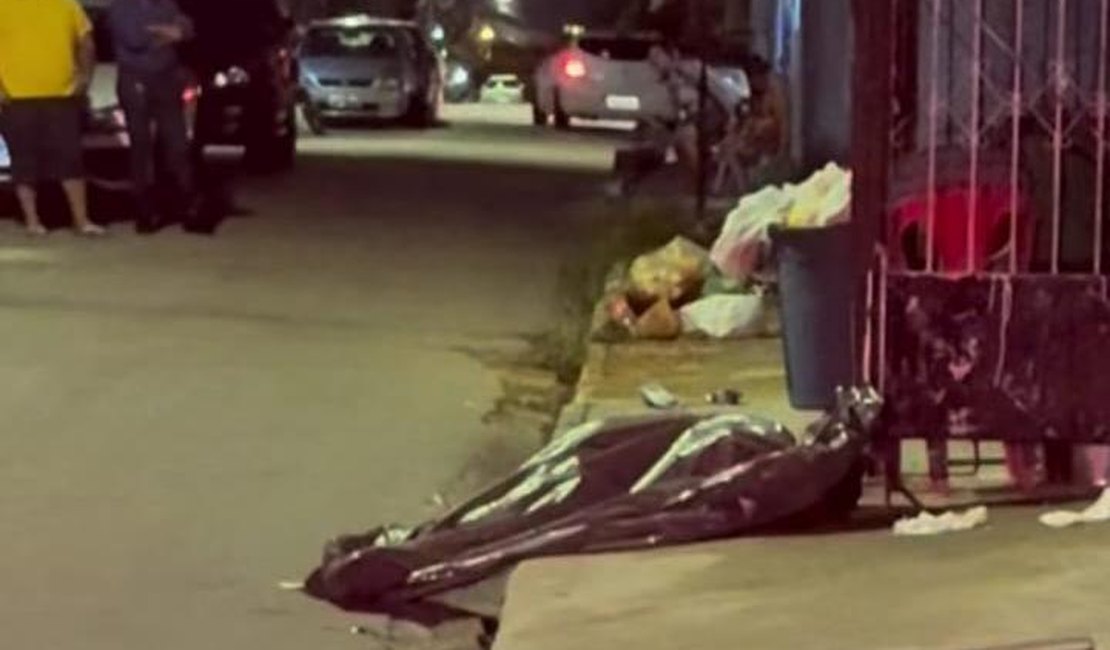 Após briga com cunhado, jovem é assassinado a facadas no Antares, em Maceió