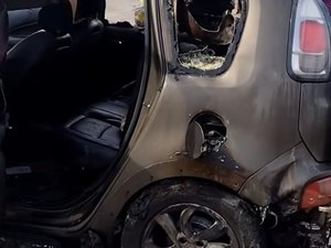 Carro pega fogo após vazamento de gás na Praia do Peba em Piaçabuçu