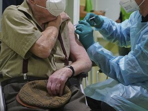 Enfermeira é suspeita de injetar solução salina em vez de vacina na Alemanha