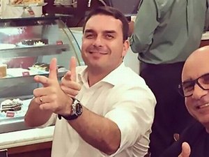 Em um mês, Flávio Bolsonaro recebeu R$ 96 mil em depósitos fracionados em dinheiro vivo, aponta Coaf