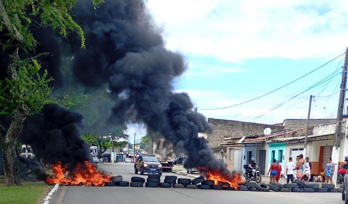 Moradores do Vergel protestam por moradia e bloqueiam avenida de Maceió