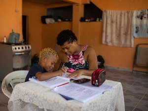 80% das mães brasileiras se sentem cansadas com a vida doméstica na pandemia. Entre pais, índice é 48%