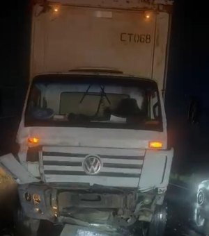 Carro e caminhão colidem de frente em Marechal Deodoro