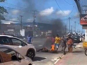 Populares fazem protesto contra BRK e fecham via no Benedito Bentes, em Maceió