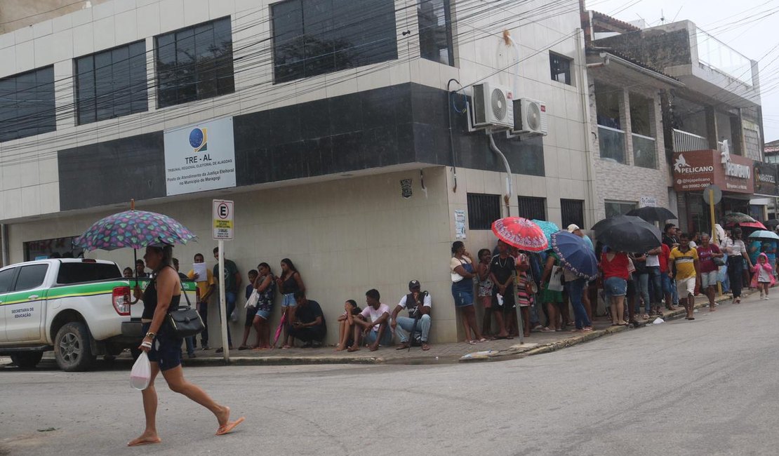 Eleitores lotam Cartório Eleitoral de Maragogi para regularizar título