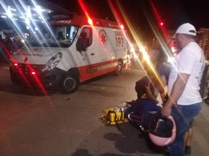 Desatento, motorista colide contra moto e condutora fica ferida