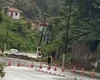 Deslizamento de barreira na Leste-Oeste atinge carro e interdita via no bairro Cambona