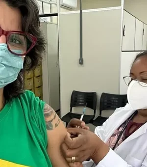 Manuela d'Ávila aparece de novo como morta no SUS ao ir tomar vacina